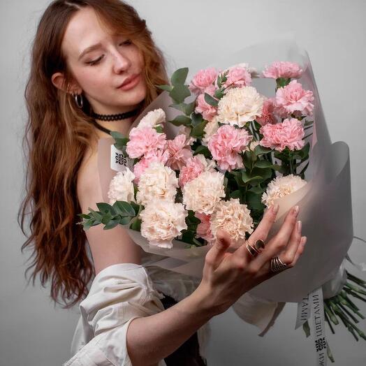 Букет из нежных гвоздик с эвкалиптом, 25 шт