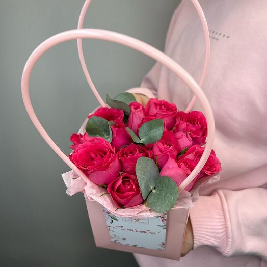 Rosas con eucalipto en el bolso