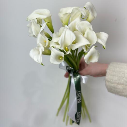 Букет 19 белых калл