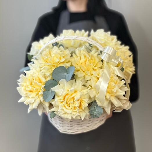 Корзина с пионовидными розами , с эвкалиптом