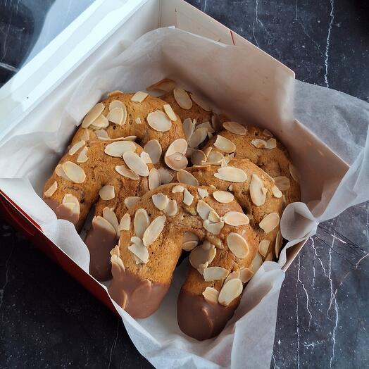 Galletas "Almendra" con mazapán hecho a mano, piezas 6 en una Caja
