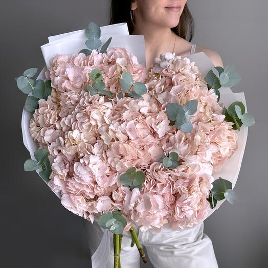 Воздушный нежный букет розовые гортензии и эвкалипт