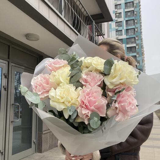 Французские розы с эвкалиптом нежный букет