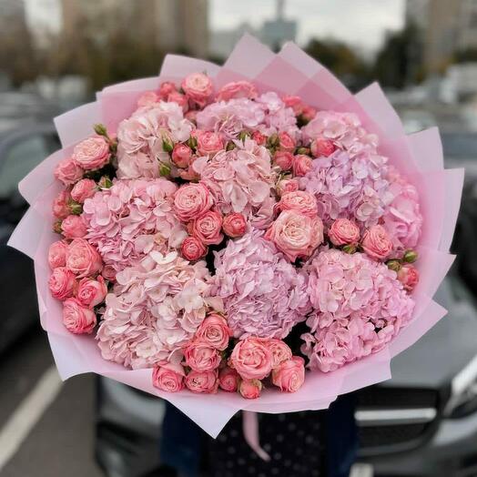 Букет из гортензий и кустовых пионовидных роз