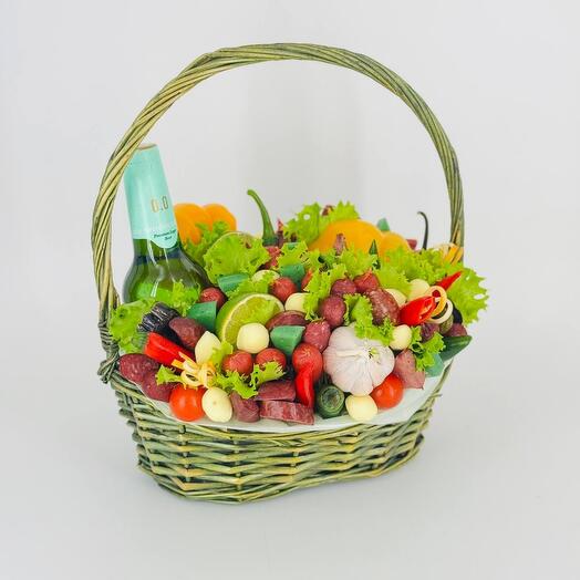 Съедобная корзина с колбасой сыром и безалкогольным пивом халяль