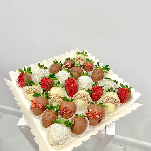 Клубника в белом и молочном шоколаде