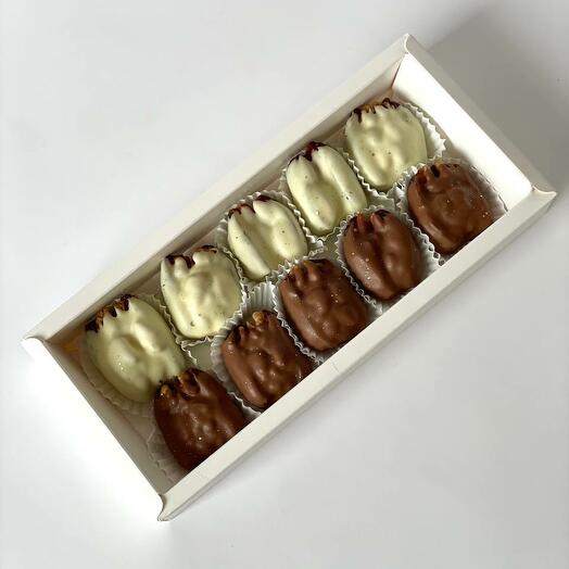 Финики в белом и молочном шоколаде