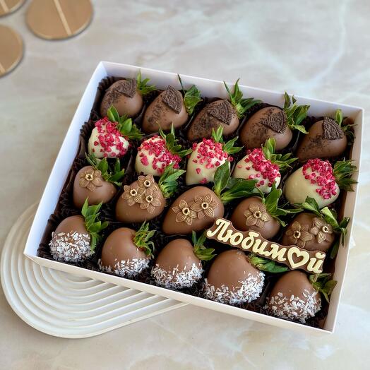 Клубника в белом и молочном шоколаде