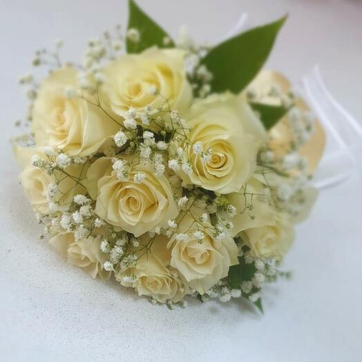 Букет из белых роз с гипсофилой