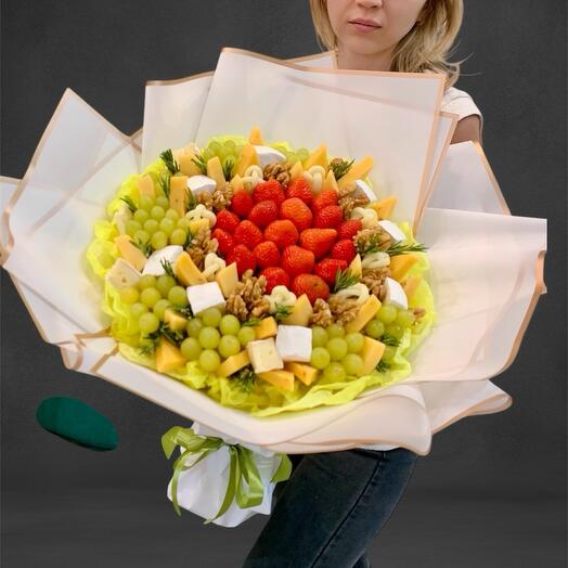 Un ramo muy fragante de quesos, fresas , uvas y nueces