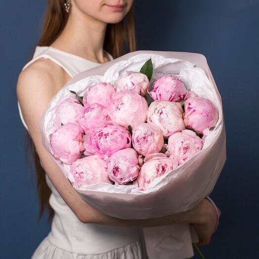 15 розовых пионов