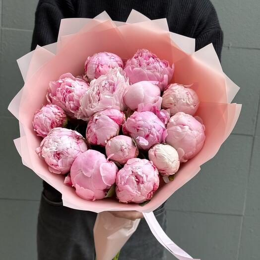 Букет из 15 ароматных пионов