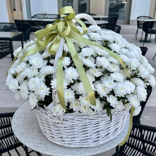 Корзина из хризантем