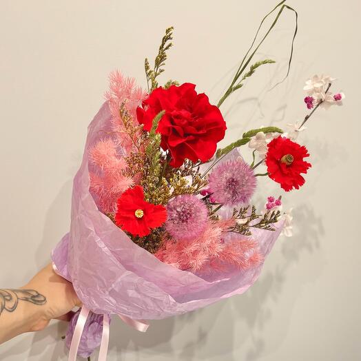 Букет из сухоцветов с одуванчиками и розой