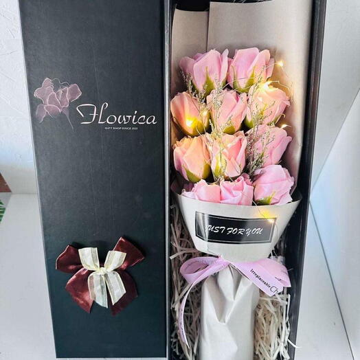 Elegant box of 16 beige roses