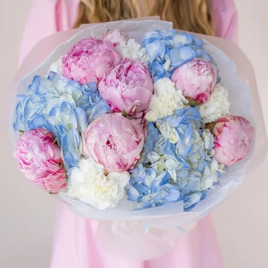 Авторский букет с пионами и голубой гортензией -BOUQUET 412-