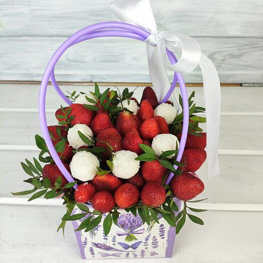 Ягодный букет в сумочке с клубникой и рафаэлло