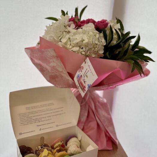 Макаронсы и букет из роз и гортензий