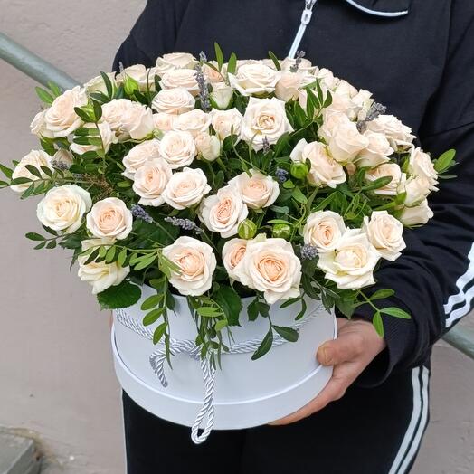 Нежные кустовые розы в коробке