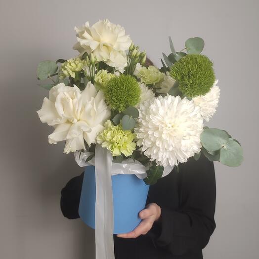 Flores en una Caja "Chic" (rosa Francesa, verde Trick, Dianthus, crisantemo Magnum)