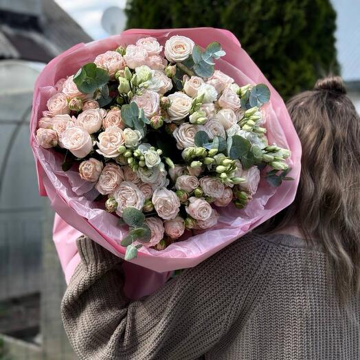 Авторский букет с кустовой розой, эустомой и эвкалиптом🌸