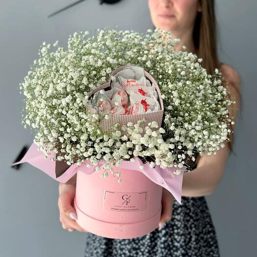 Гипсофилы и конфеты в коробке