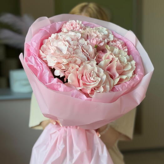 Букет с гортензией и французскими розами розовый