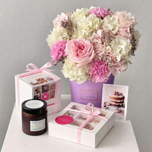 Gift set: Flowers with hydrangea, desserts (pasta and eclair) and a postcard in the assortment 💛