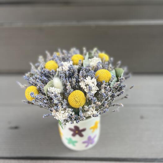 Композиция с лавандой и желтой краспедией