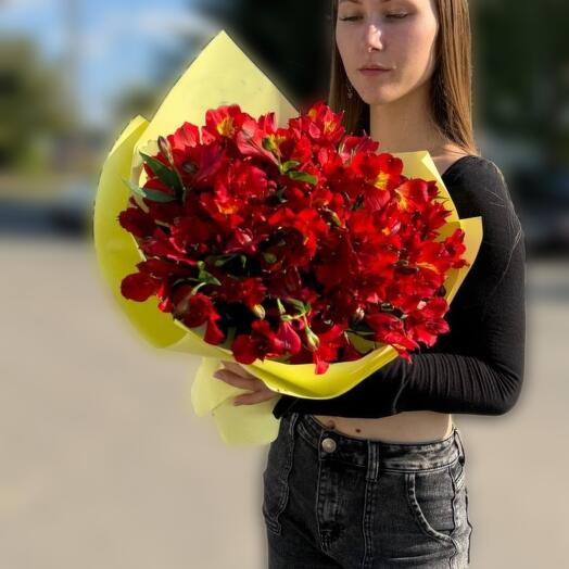 Букет из красной альстромерии