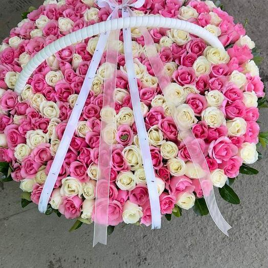 Корзина с розочками микс красными и белыми 501 шт