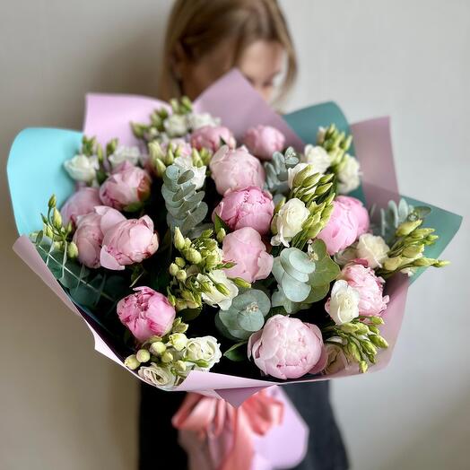 Букет с пионами и эустомой, Сара Бернар, лизиантус, арт 52 Flower Perfect
