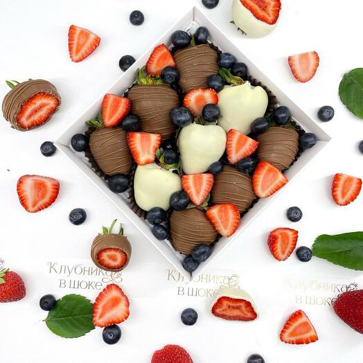 Клубника в шоколаде White and Milk chocolate CALLEBAUT (9-12 ягод)