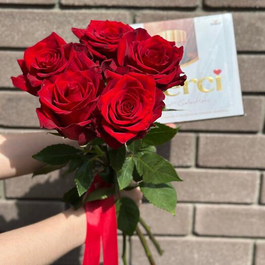 Красные розы и конфеты «Merci»