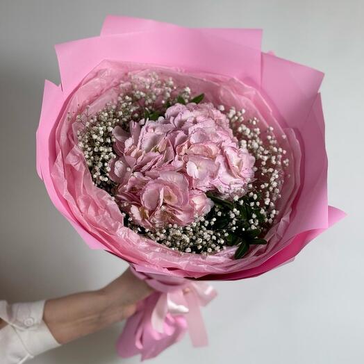 Букет из розовой гортензии и гипсофилы