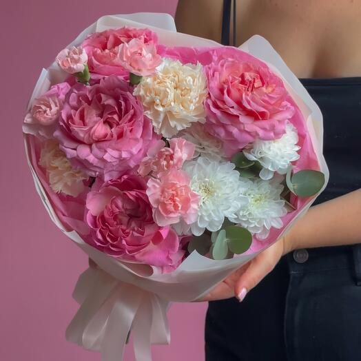 Нежный букет с розами, гвоздиками и хризантемой