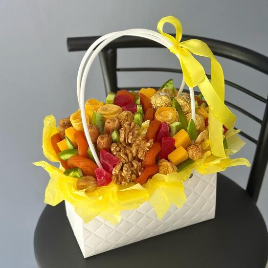 Стильная сумочка с сухофруктами