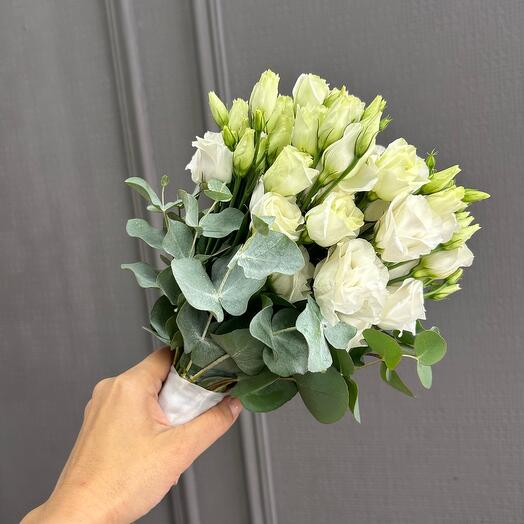 «Симфония» – свадебный букет белая эустома с эвкалиптом