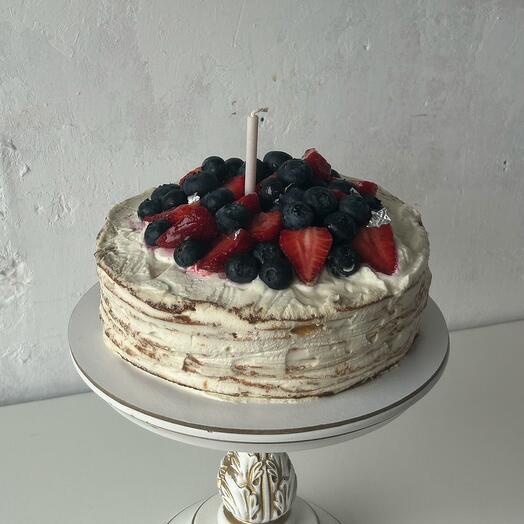 Торт молочная девочка с клубникой и голубикой