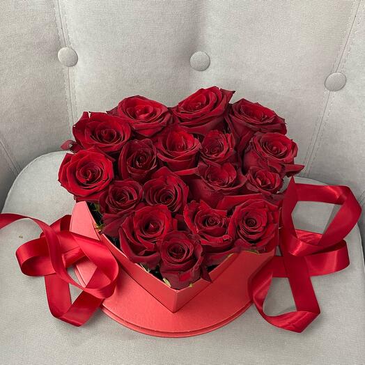Красные розы в коробке сердце