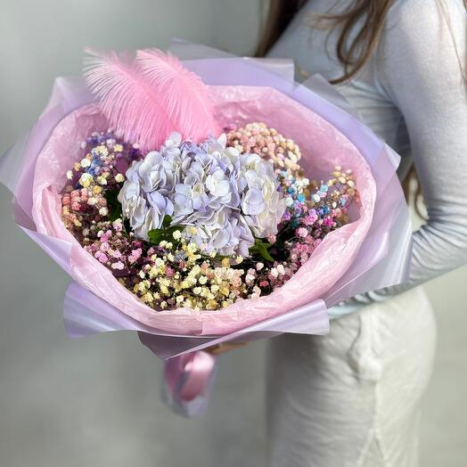 Букет из гортензии,гипсофилы и перьер страуса