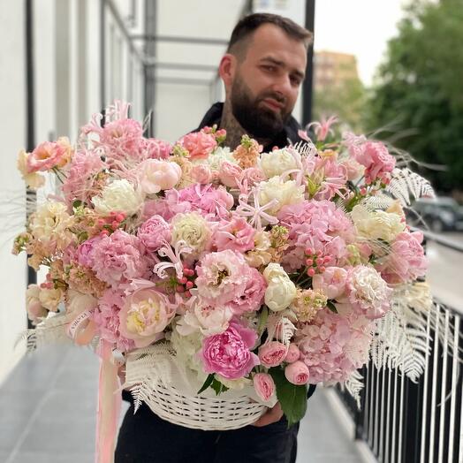 Корзина с цветами prada