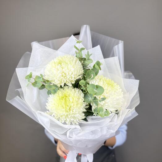 Букет с белоснежными хризантемами и эвкалиптом «Воздушный»
