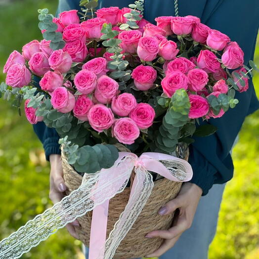 Кустовые розы в кашпо