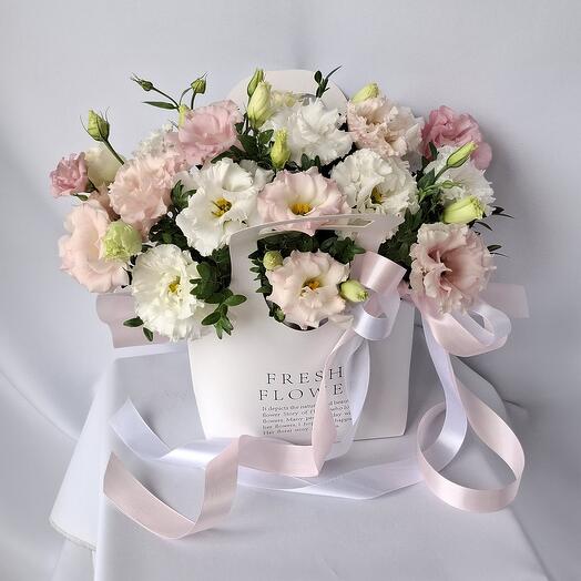 Эустома в белой сумочке