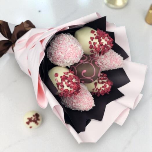 Букет из 7 клубник в белом и молочном бельгийском шоколаде: сладкий подарок ручной работы арт. 4056