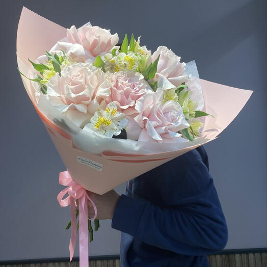 Букет «Нежность»французские розы и альстромерия