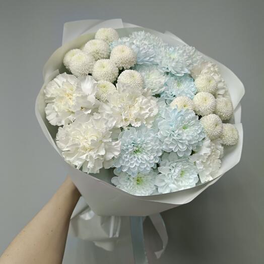 Букет с хризантемами и диантусами "Зимнее небо" S