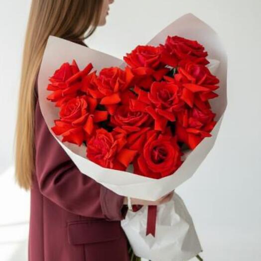 11 алых роз