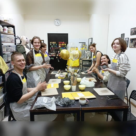 Подарочный сертификат «Семейный мастер-класс на гончарном круге или по ручной лепке» (1 час 30 минут, 4 человека)